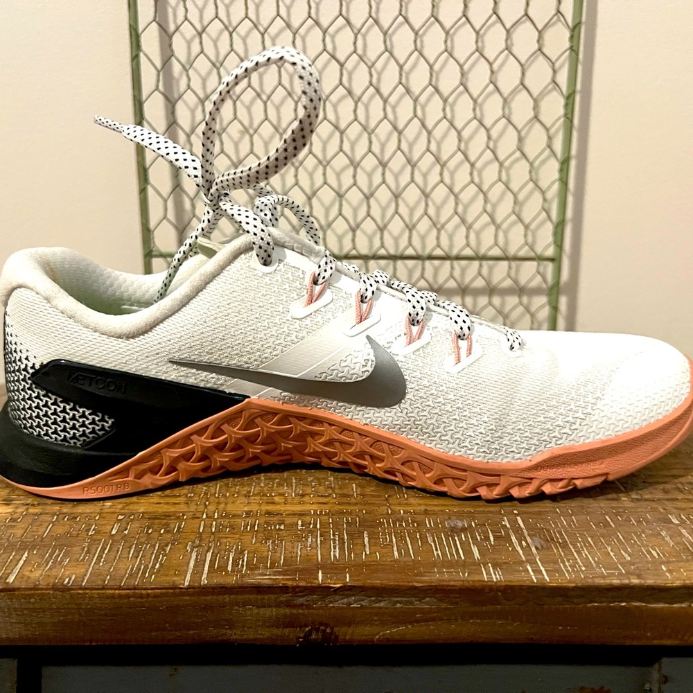 Women’s Nike Metcon 4 White Metallic Silver Rust Pink Black Size 6.5